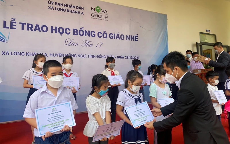 Đại diện Tập đoàn Novaland trao học bổng Cô giáo Nhế cho các em học sinh xã Long Khánh (Hồng Ngự, Đồng Tháp).