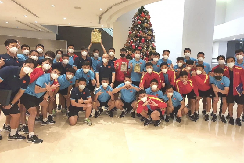 Thầy trò huấn luyện viên Park Hang-seo chụp ảnh lưu niệm đón Giáng sinh tại Singapore. (Ảnh: VFF)