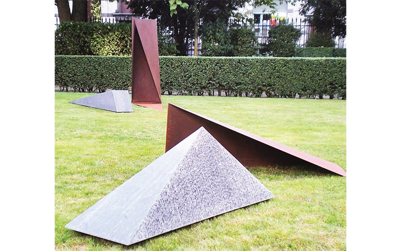Nghịch đảo. Thép corten, đá granit. Lưu trú nghệ sĩ tại Bỉ, bày tại Square Armand Steurs, Bruxelles 2009