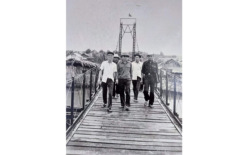 Đồng chí Nguyễn Văn Chính (người thứ ba, bên phải sang) cùng lãnh đạo tỉnh và huyện dự khánh thành cầu treo ở huyện Tân Trụ năm 1980.