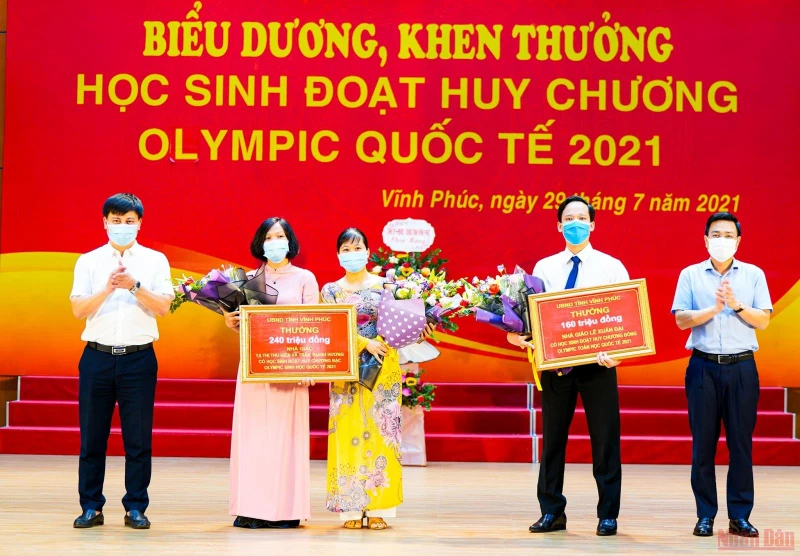 Lãnh đạo tỉnh Vĩnh Phúc trao thưởng cho giáo viên có học sinh đoạt huy chương Olympic quốc tế.