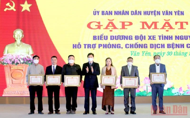 Phó Chủ tịch UBND tỉnh Yên Bái Ngô Hạnh Phúc tặng Bằng khen cho các cá nhân hoàn thành xuất sắc công tác tình nguyện.