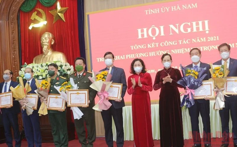 Các đồng chí lãnh đạo tỉnh Hà Nam tặng bằng khen cho các tập thể có thành tích xuất sắc năm 2021.