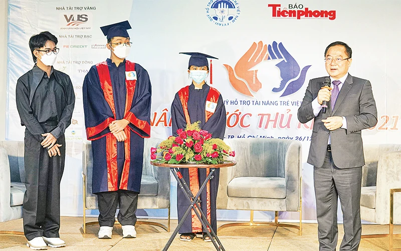 Trao học bổng cho các tân sinh viên tại chương trình "Nâng bước thủ khoa" năm 2021. 