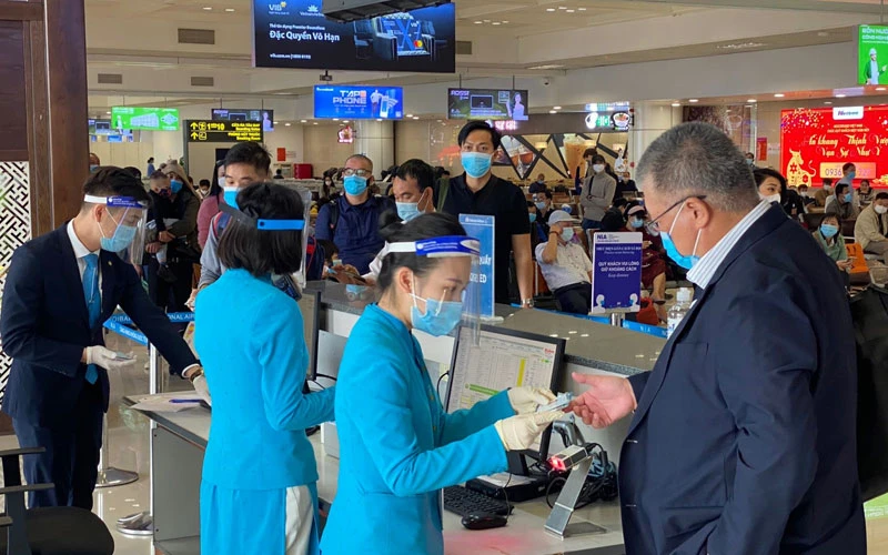 Hành khách làm thủ tục hàng không tại sân bay Nội Bài. Ảnh: Cảng hàng không quốc tế Nội Bài (NIA) cung cấp.