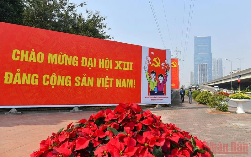 Đường phố Hà Nội trang hoàng rực rỡ chào mừng Đại hội lần thứ XIII của Đảng. (Ảnh: DUY LINH)