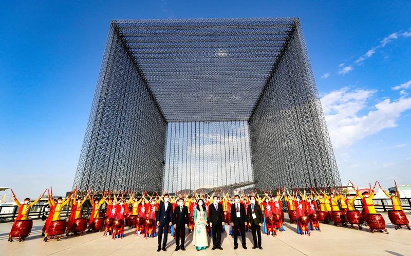 Đoàn Việt Nam trước giờ thực hiện nghi lễ mở cửa lớn EXPO 2020 Dubai (Ảnh: NGUYỄN NAM)