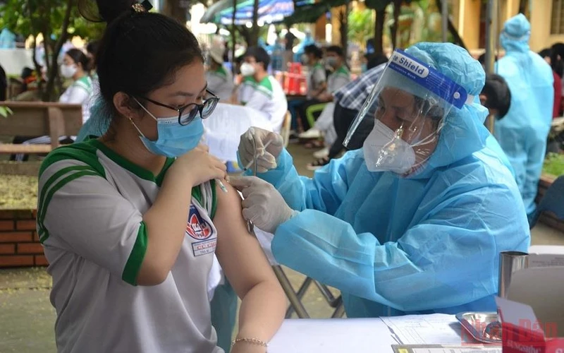 Tiêm vaccine phòng Covid-19 cho học sinh trên địa bàn huyện Củ Chi, TP Hồ Chí Minh.