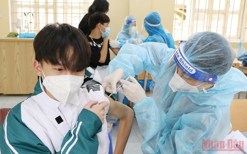 Tiêm vaccine phòng Covid-19 cho học sinh trên địa bàn thành phố Việt trì, tỉnh Phú Thọ. (Ảnh: NGỌC LONG)