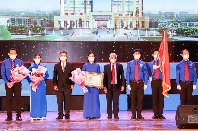 Thừa ủy nhiệm của Chủ tịch nước, đại diện lãnh đạo tỉnh Bình Dương trao Huân chương Lao động hạng nhất cho Đoàn Thanh niên Cộng sản Hồ Chí Minh tỉnh Bình Dương.