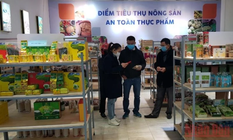 Điểm tiêu thụ nông sản an toàn thực phẩm để phục vụ người dân Thủ đô trong dịp cuối năm.