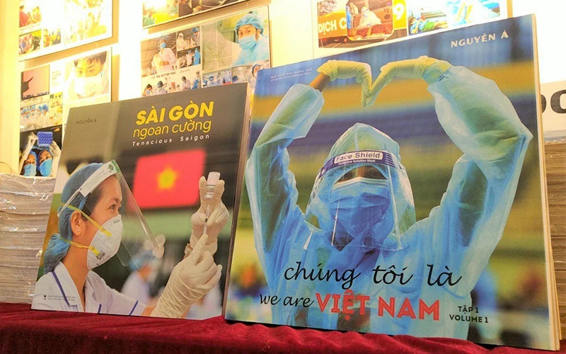 Hai cuốn sách ảnh "Chúng tôi là Việt Nam" và "Sài Gòn ngoan cường"của nghệ sĩ nhiếp ảnh Nguyễn Á.