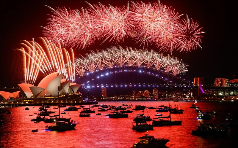 Pháo hoa rực sáng khu vực cầu cảng Sydney, Australia trong khoảnh khắc đầu tiên của năm mới, ngày 1/1/2022. (Ảnh: Reuters)