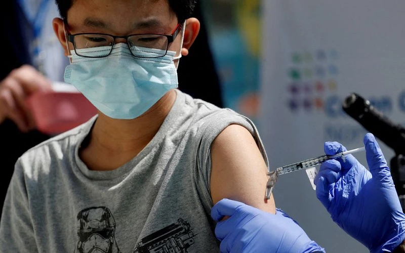 Một bé trai 13 tuổi được tiêm vaccine ngừa Covid-19 của Pfizer-BioNTech tại New Hyde Park, New York, Mỹ ngày 13/5/2021. (Ảnh: Reuters)