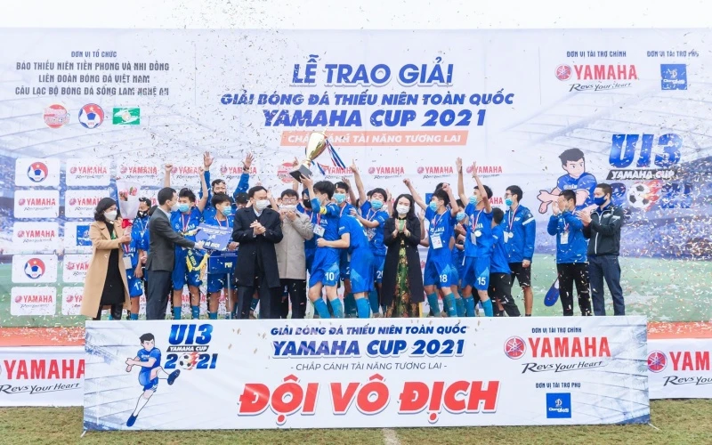 Đội PVF nhận Cúp vô địch.