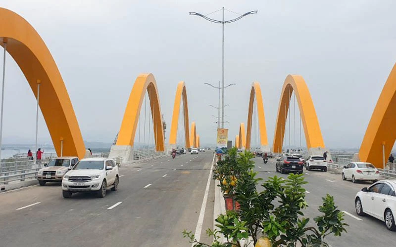 Cầu Tình yêu bắc qua vịnh Cửa Lục nối hai bờ đông-tây của thành phố Hạ Long được đưa vào phục vụ người dân trong ngày đầu của năm 2022.