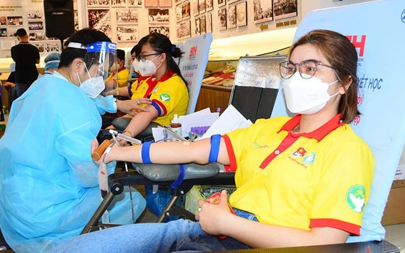 Các chiến sĩ tình nguyện tham gia hiến máu tình nguyện sau lễ ra quân. (Ảnh: H.K)