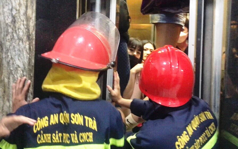 Lực lượng cứu hộ công an TP Đà Nẵng cứu các nạn nhân bị kẹt trong thang máy. (Ảnh: Công an cung cấp)