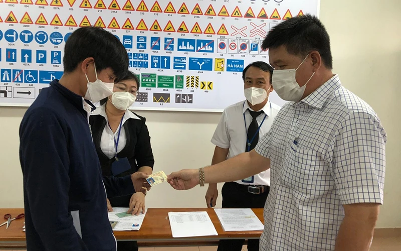 TP Hồ Chí Minh vừa thực hiện thí điểm cấp giấy phép lái xe ngay sau khi đạt kết quả sát hạch cho thí sinh có giấy phép quá hạn.