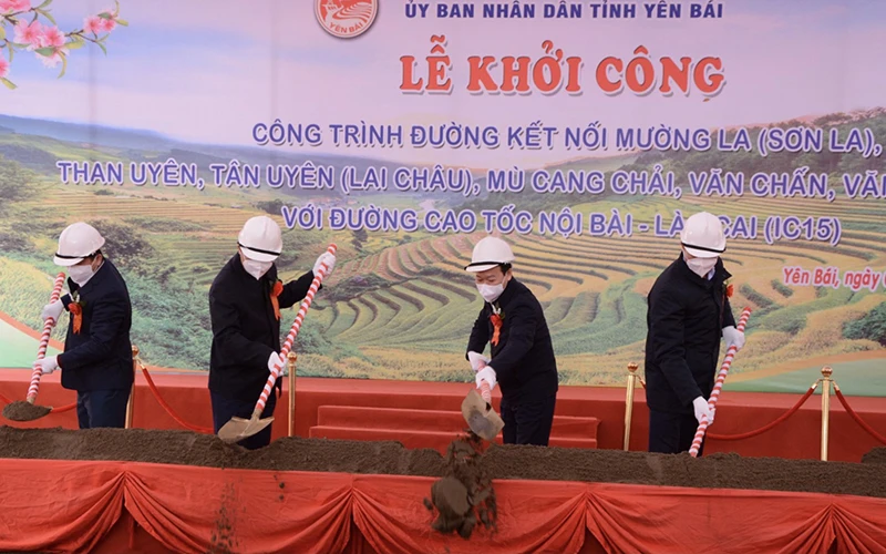 Lãnh đạo tỉnh Yên Bái và các nhà thầu dự lễ khởi công dự án.