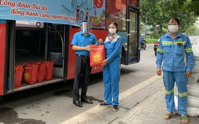 Công nhân lao động tại các khu công nghiệp của Hà Nội nhận quà hỗ trợ mùa dịch.