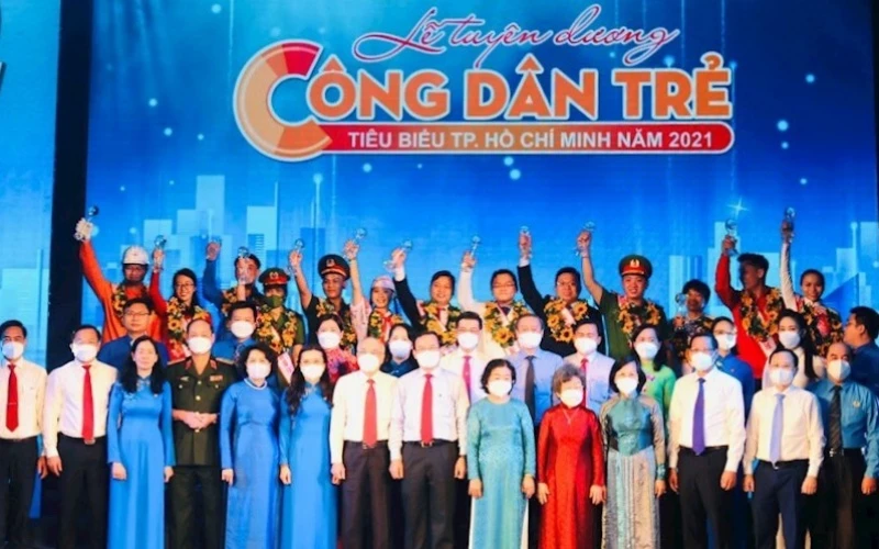 Các công dân trẻ tiêu biểu TP Hồ Chí Minh 2021 chụp hình lưu niệm cùng các lãnh đạo.