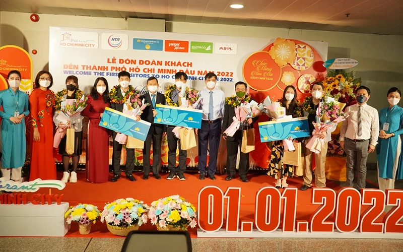 Ban Tổ chức tặng quà cho 6 vị khách may mắn trên chuyến bay của Vietnam Airlines đi từ Hà Nội đến TP Hồ Chí Minh.