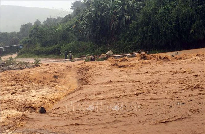 Một tuyến đường trên địa bàn huyện Tu Mơ Rông, tỉnh Kon Tum bị ngập, ngăn cách giao thông ngày 10/9/2021.