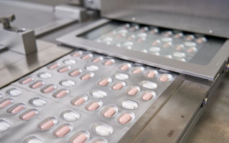 Sản xuất thuốc điều trị Covid-19 của Pfizer tại Ascoli, Italia. (Ảnh: Reuters)