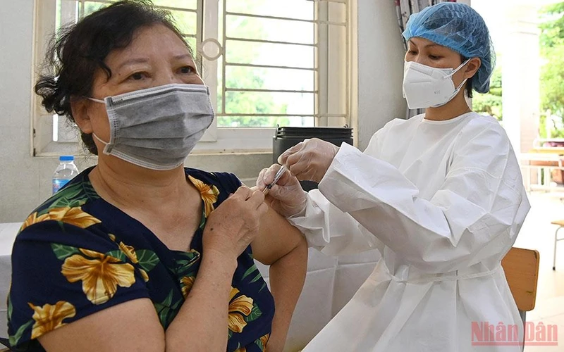 Tiêm vaccine ngừa Covid-19 cho người dân Hà Nội. (Ảnh: DUY LINH)