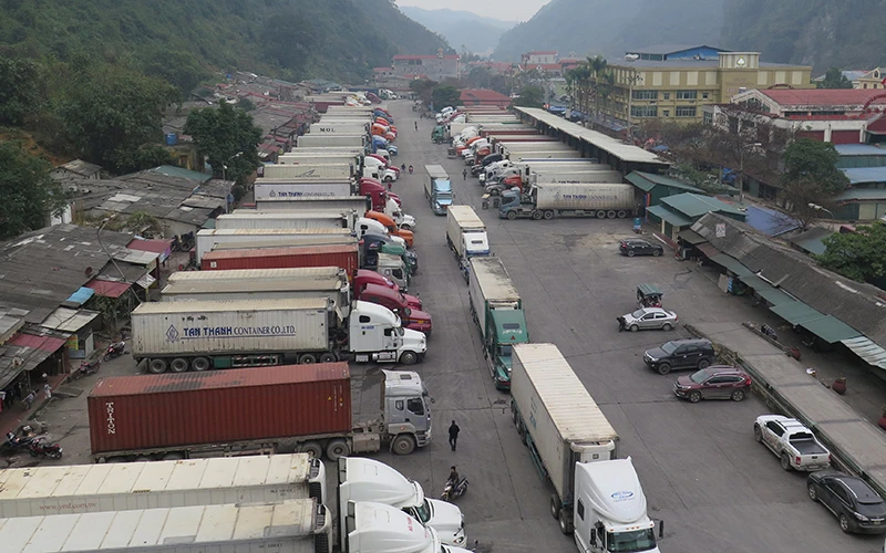 Các xe chở hàng nông sản tồn ở cửa khẩu Tân Thanh, huyện Văn Lãng (Lạng Sơn).