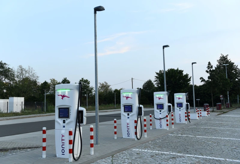 Một trạm sạc cho xe ô-tô điện ở Đức.Ảnh REUTERS