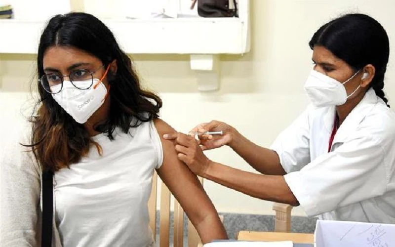 Nhân viên y tế tiêm vaccine ngừa Covid-19 cho người dân tại Bangalore (Ấn Độ). (Ảnh: THX/TTXVN)