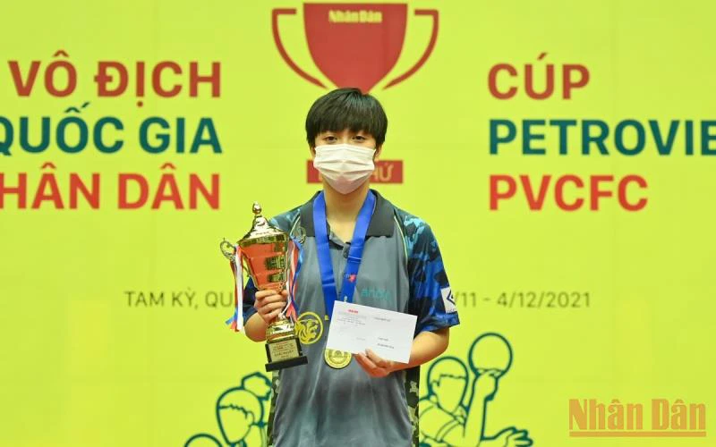 Đương kim vô địch đơn nữ Giải bóng bàn quốc gia Báo Nhân Dân lần thứ 39 Trần Mai Ngọc nâng cao cúp vô địch.