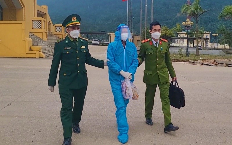 Đối tượng Trần Vinh bị lực lượng chức năng Đồn Biên phòng cửa khẩu quốc tế Cha Lo (Quảng Bình) bắt giữ.