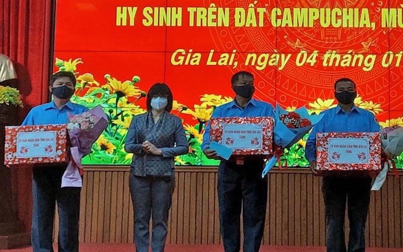 Phó Chủ tịch Ủy ban nhân dân tỉnh Gia Lai, Nguyễn Thị Thanh Lịch tặng quà cho đại diện Đội K52. 