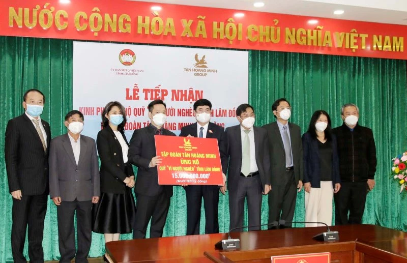 Tập đoàn Tân Hoàng Minh ủng hộ Quỹ “Vì người nghèo” tỉnh Lâm Đồng năm 2022.
