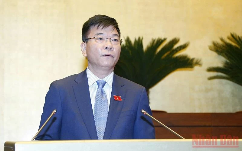 Bộ trưởng Tư pháp Lê Thành Long trình bày Tờ trình về dự án Luật sửa đổi, bổ sung một số quy định của 8 luật. (Ảnh: Duy Linh).