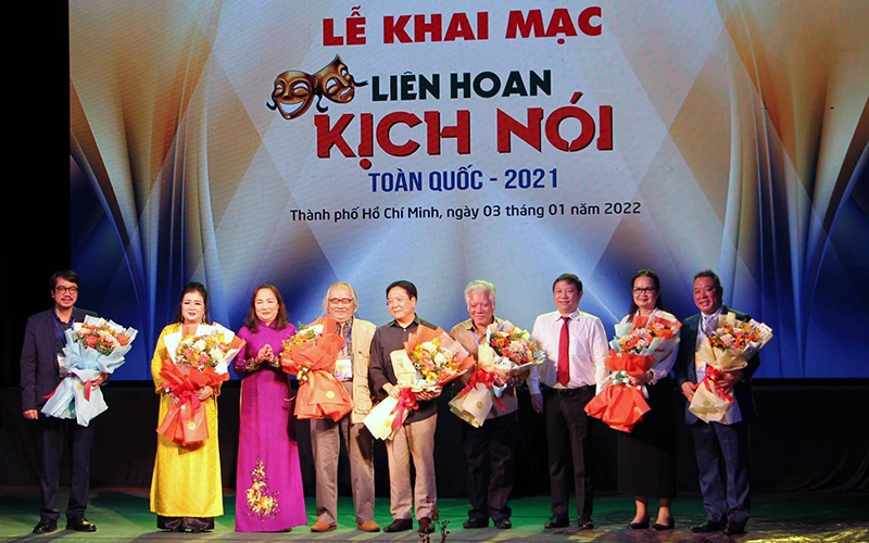 Ban tổ chức tặng hoa các thành viên Hội đồng nghệ thuật.