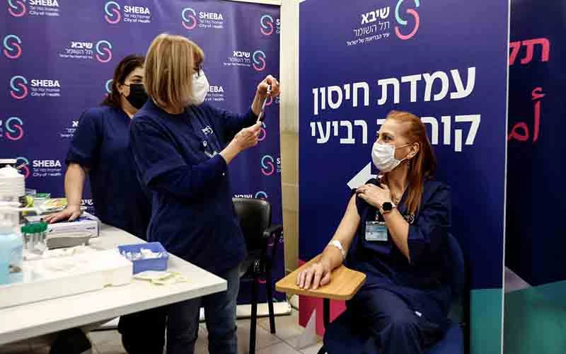 Nhân viên y tế tiêm mũi vaccine ngừa Covid-19 thứ tư trong cuộc thử nghiệm tại Israel, ngày 27/12/2021. (Ảnh: Reuters)
