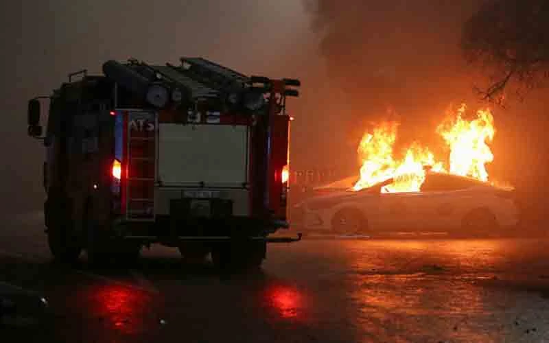Xe cảnh sát bốc cháy trong cuộc biểu tình tại Almaty, Kazakhstan, ngày 5/1. (Ảnh: Reuters)