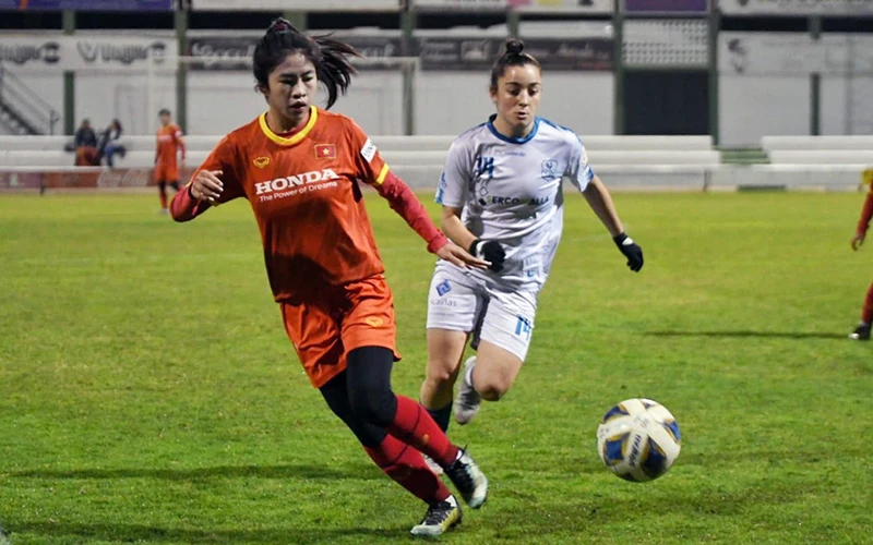 Thanh Nhã ấn định chiến thắng 3-0 cho đội tuyển bóng đá nữ Việt Nam tại trận giao hữu với đội Pozoalbense. Ảnh: VFF