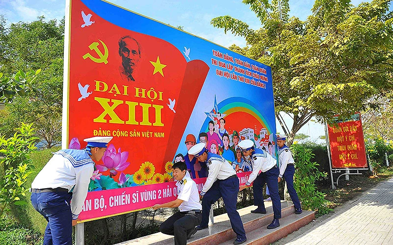Các chiến sĩ Vùng 2 Hải quân trang trí, tuyên truyền về Đại hội XIII của Đảng.