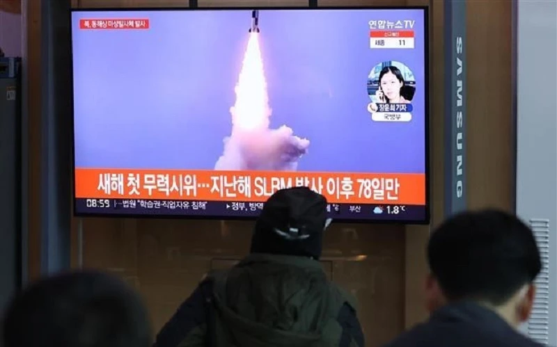 Người dân theo dõi bản tin tại Nhà ga Seoul về vụ phóng vật thể bay không xác định của Triều Tiên ra Biển Nhật Bản, ngày 5/1. (Ảnh: Yonhap/TTXVN)