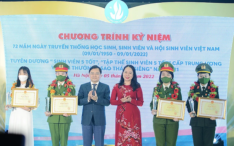 Các đồng chí Võ Thị Ánh Xuân và Nguyễn Anh Tuấn (thứ 3 và thứ 4 từ phải qua) trao danh hiệu “Sinh viên 5 tốt” cấp Trung ương tặng các cá nhân xuất sắc, tiêu biểu tại buổi lễ.
