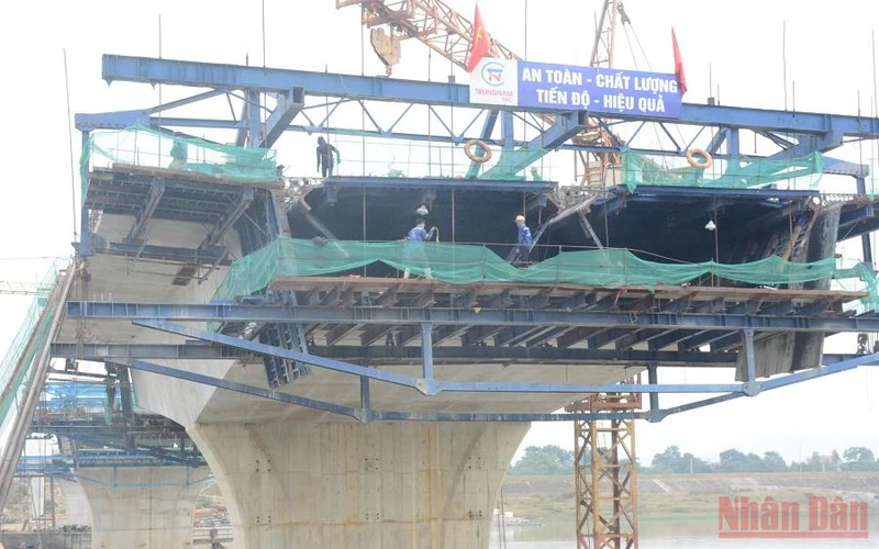 Nhà thầu huy động nhân lực triển khai thi công cầu Núi Đọ thuộc dự án cao tốc Quốc lộ 45-Nghi Sơn. (Ảnh: QUANG HƯNG)
