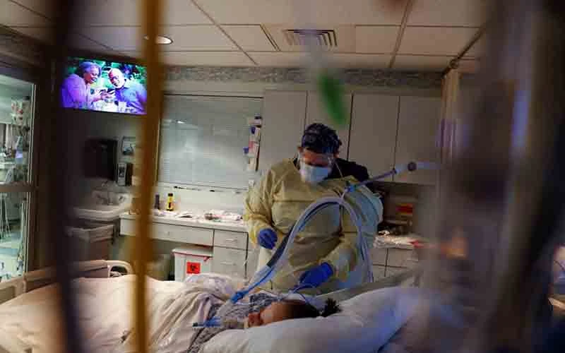 Bệnh nhân Covid-19 được điều trị trong phòng cách ly tại Bệnh viện Western Reserve, Mỹ. (Ảnh: Reuters)