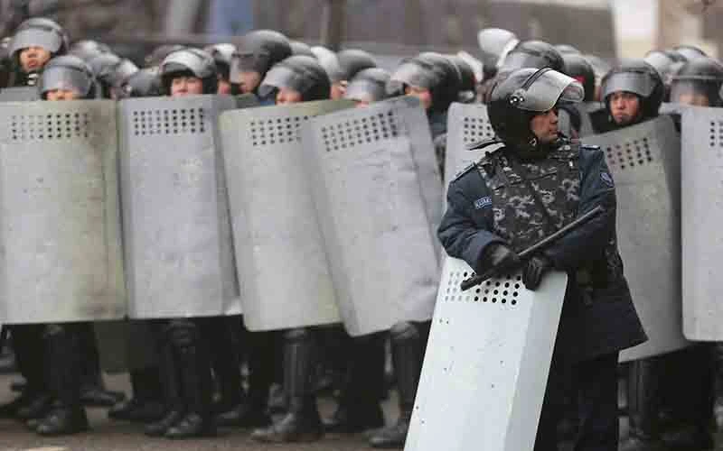 Lực lượng thực thi pháp luật Kazakhstan phong tỏa một tuyến phố tại Almaty, ngày 5/1. (Ảnh: Reuters)