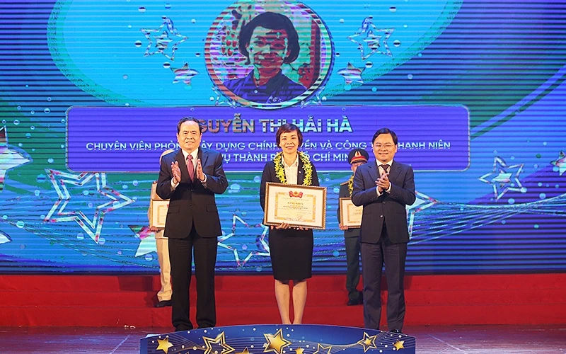 Các đồng chí Trần Thanh Mẫn, Nguyễn Anh Tuấn trao danh hiệu “Cán bộ, công chức, viên chức trẻ giỏi” năm 2021 tặng các cá nhân tiêu biểu, xuất sắc.