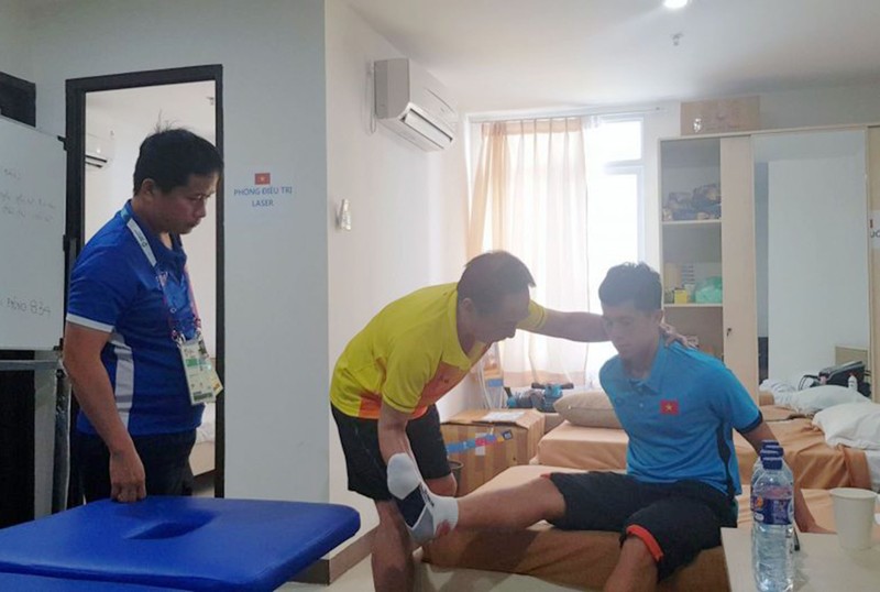 Bác sĩ Nguyễn Trọng Hiền (áo vàng) là người có thâm niên gắn bó cùng bóng đá Việt Nam. (Ảnh: VFF)